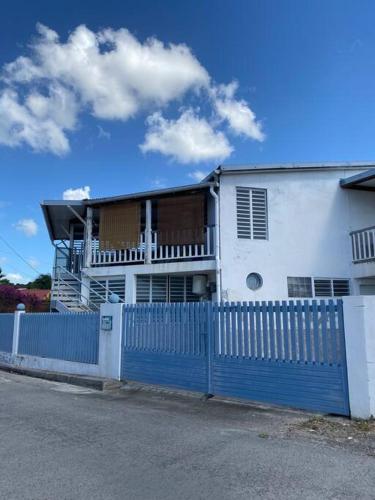 Trois Rivières T2 avec grande terrasse ombragée vue mer Trois Rivières T2 avec grande terrasse ombragée vue mer