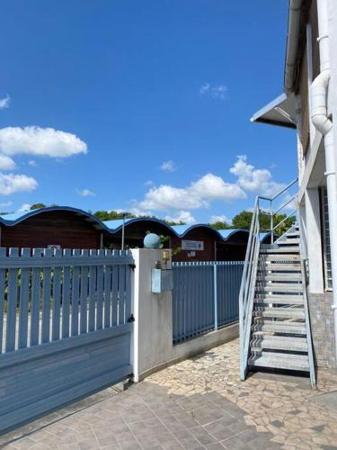 Trois Rivières T2 avec grande terrasse ombragée vue mer Trois Rivières T2 avec grande terrasse ombragée vue mer