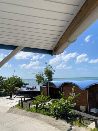 Trois Rivières T2 avec grande terrasse ombragée vue mer Trois Rivières T2 avec grande terrasse ombragée vue mer