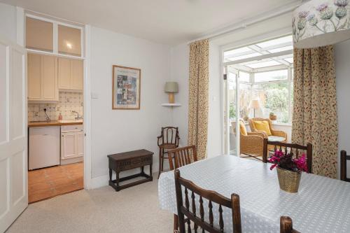 Faciliteiten, Churchill House - Two Bedrooms - Street Parking - Garden in Combe Down