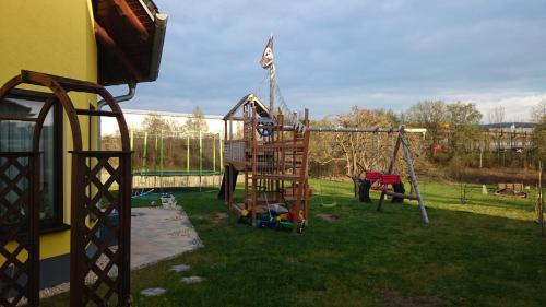 Spēļu laukums, Ferienwohnung Unterwellenborn in Unterwellenborn