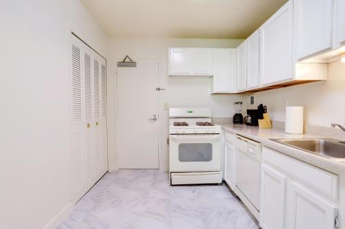 Apartment at Crystal City With Gym, Arlington (photo 10)