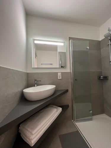 Zuhanyzó, Bhome Serviced Apartments in Erharting