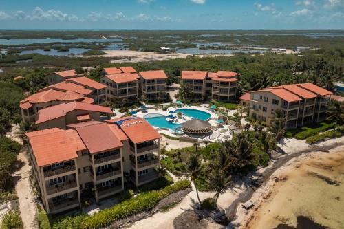 Residences at Barrier Reef 1-1C Oceanfront 2 BR by Stay Floreo, San Pedro