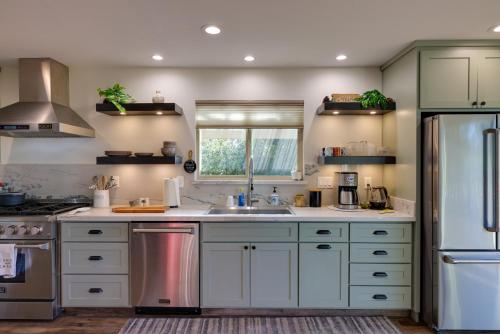 Ski, Hike and Fish Mtn-View Gem with Deck in Tuolumne in Tuolumne (CA)