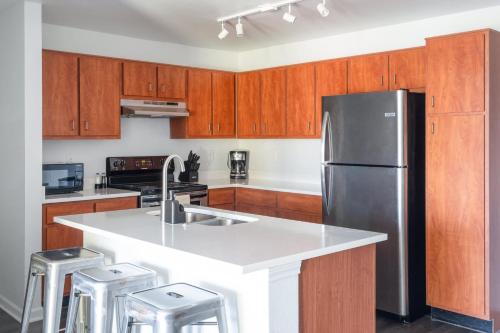 Upstay 4 BR Condo Gym BBQ & Games - Walk to UofT in Austin, USA