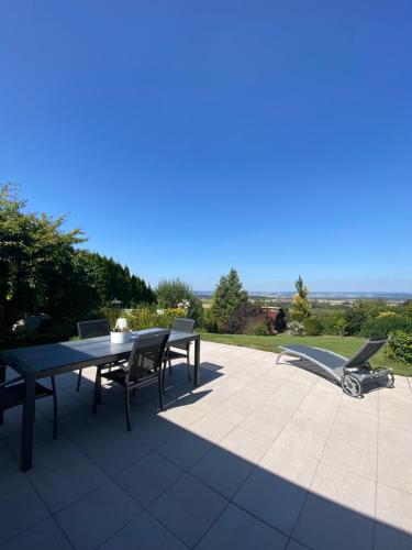 Erkély/terasz, Wunderschönes Ferienhaus mit Fernblick, unweit von Limburg und Rhein-Main-Gebiet (Wunderschones Ferienhaus mit Fernblick, unweit von Limburg und Rhein-Main-Gebiet) in Hunfelden