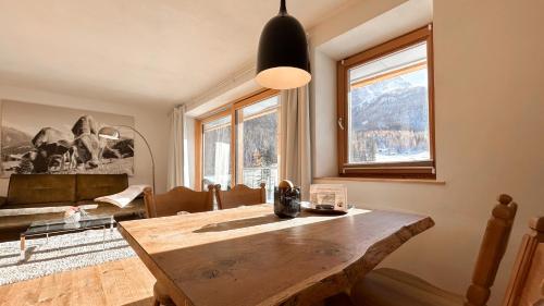 Apartment with Mountain View