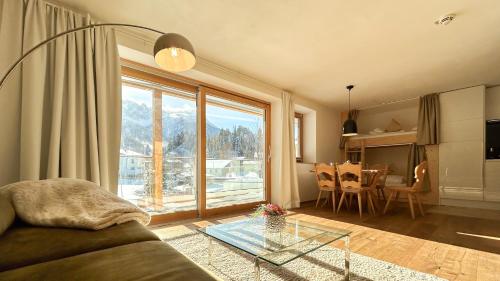 Apartment with Mountain View