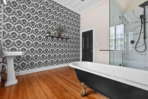 ห้องน้ำ, Luxury Villa on Napier Hill in บลัฟ ฮิลล์