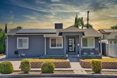Stylish 3BR, 2BA Home , Sleeps 8 - King Bed, Firepit, Near Universal, SoFi, Los Angeles