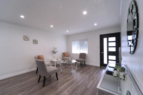 Modern LA Home - King Bed, Outdoor Living, Firepit in Los Angeles, USA