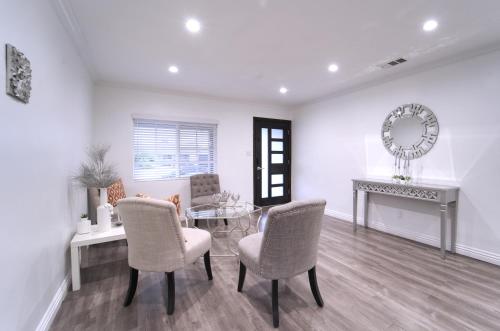 Stylish 3BR, 2BA Home , Sleeps 8 - King Bed, Firepit, Near Universal, SoFi, Los Angeles (fotografie 8)
