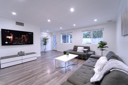 Stylish 3BR, 2BA Home , Sleeps 8 - King Bed, Firepit, Near Universal, SoFi, Los Angeles (fotografie 3)