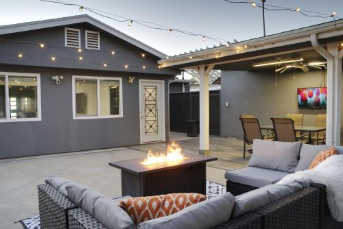 Stylish 3BR, 2BA Home , Sleeps 8 - King Bed, Firepit, Near Universal, SoFi, Los Angeles (fotografie 2)