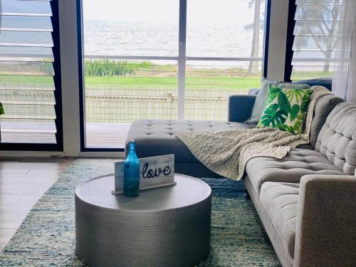 Amazing Oceanfront retreat at Saunders Beach in Bushland Beach