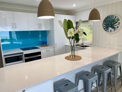 Amazing Oceanfront retreat at Saunders Beach in Bushland Beach