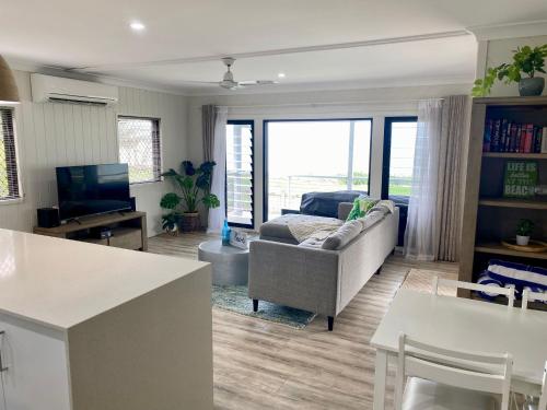 Amazing Oceanfront retreat at Saunders Beach in Bushland Beach
