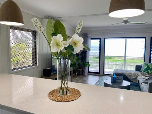 Amazing Oceanfront retreat at Saunders Beach in Bushland Beach