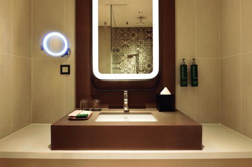 Deluxe King Room image 6