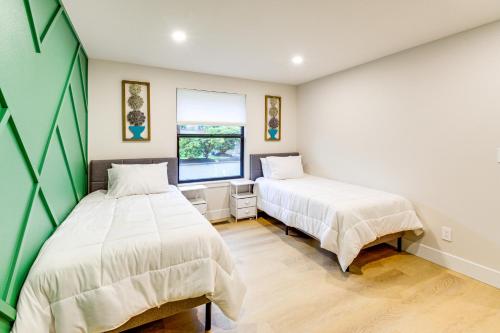 Walk to Waterfront Park Modern Home in Tacoma