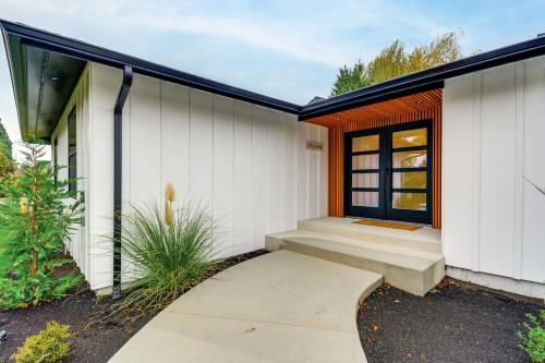 Walk to Waterfront Park Modern Home in Tacoma