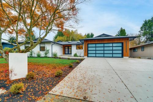 Walk to Waterfront Park Modern Home in Tacoma