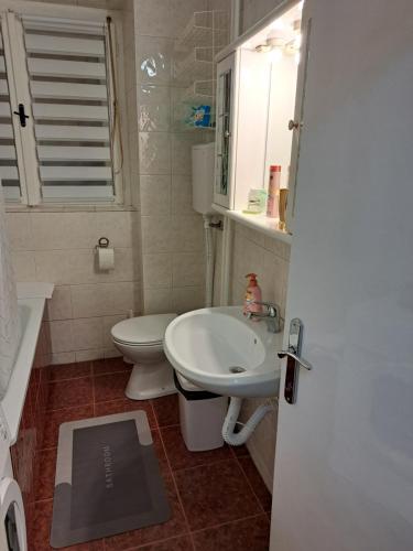 One-Bedroom Apartment image 9