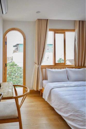 Queen Room with Balcony image 2