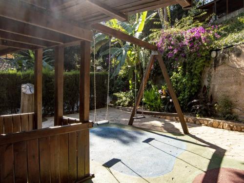 Kert, Wooden chalet with parking in Rustical Mont-Roig