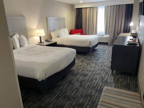 2 queen beds