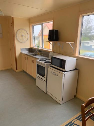 Foxton Beach Bach 5 Star Location 2 Min Walk To Beach New Furnishings BBQ in ฟ็อกซ์ตัน บีช