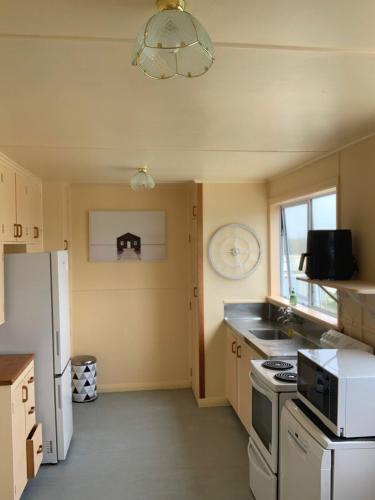 Foxton Beach Bach 5 Star Location 2 Min Walk To Beach New Furnishings BBQ in ฟ็อกซ์ตัน บีช