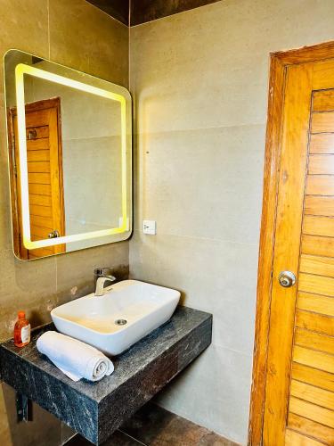House of Marvel Fully Renovated Penthouse - image 7