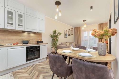 Cozinha, Jasny i Elegancki Apartament Pastelowa z Parkingiem by Noclegi Renters in Lostowice