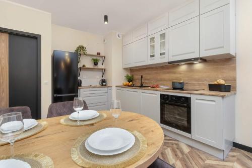 Cozinha, Jasny i Elegancki Apartament Pastelowa z Parkingiem by Noclegi Renters in Lostowice