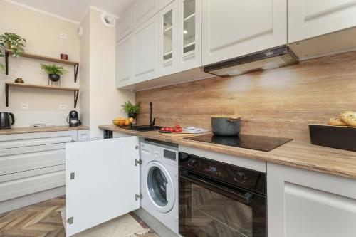 Cozinha, Jasny i Elegancki Apartament Pastelowa z Parkingiem by Noclegi Renters in Lostowice