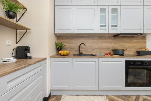 Cozinha, Jasny i Elegancki Apartament Pastelowa z Parkingiem by Noclegi Renters in Lostowice