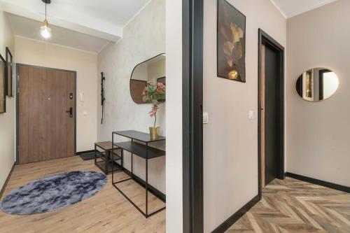 Entrada, Jasny i Elegancki Apartament Pastelowa z Parkingiem by Noclegi Renters in Lostowice
