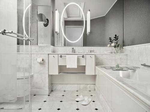 Fürdőszoba, Hotel Kamp in Helsinki városközpont