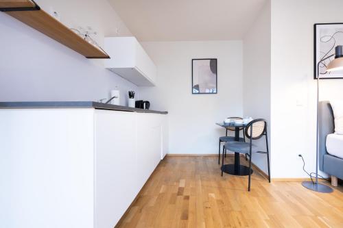 Studio with Balcony image 7