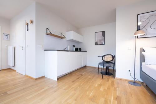 Studio with Balcony image 3