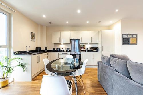 Vibrant London Canal Apartment - image 14