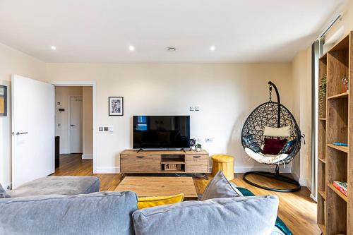 Vibrant London Canal Apartment - image 4