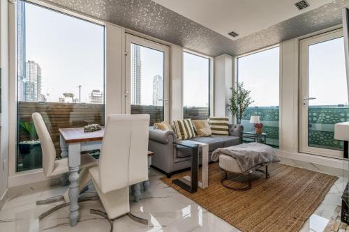 Canary Wharf Retreat with Free Secure Parking, Londýn