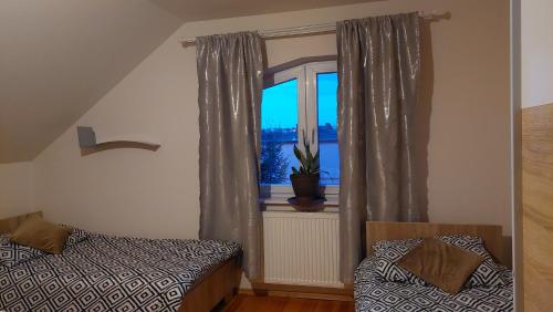2 twin beds, 1 sofa bed