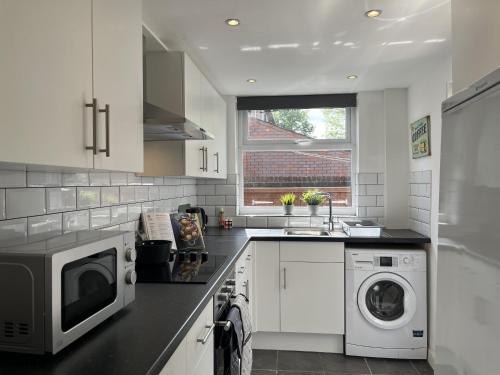Kitchen, Modernised central Wigan townhouse sleeps up to 6 in Ince