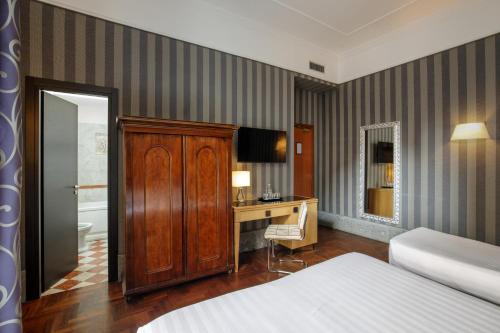 Royal Court Hotel - image 10