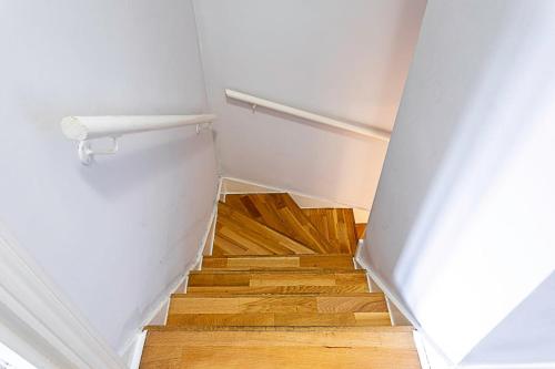 Modern Home Near Central London - Tap to explore photos
