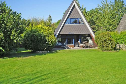 Zeltdachhaus in Strandnähe mit grossem Grundstück in Damp, Deutschland